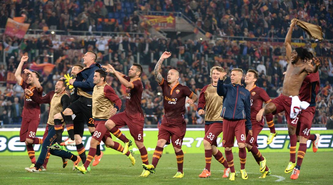 Roma-Milan 2-0: giallorossi in festa sotto la Sud a fine gara. Ansa